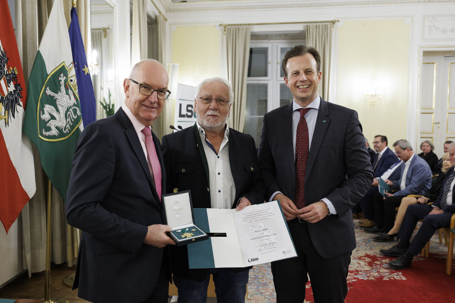 Sportfunktionärsehrung 2023: Stefan Herker (l.) und LR Karlheinz Kornhäusl (r.) zeichneten Franz Huber aus.