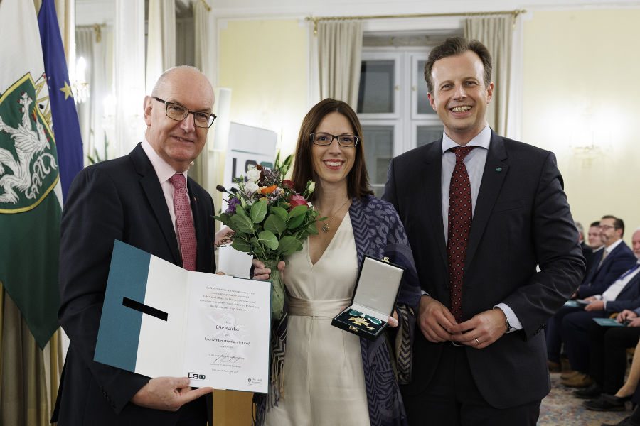 Sportfunktionärsehrung 2023: Stefan Herker (l.) und LR Karlheinz Kornhäusl (r.) zeichneten Elke Kalcher aus.