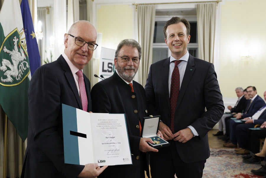 Sportfunktionärsehrung 2023: Stefan Herker (l.) und LR Karlheinz Kornhäusl (r.) zeichneten Karl Kapper aus.