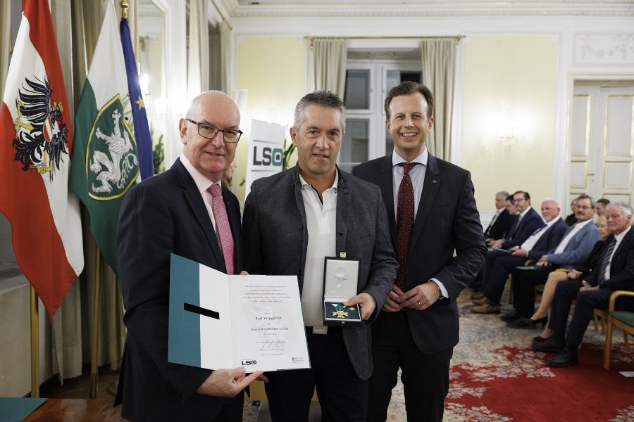 Sportfunktionärsehrung 2023: Stefan Herker (l.) und LR Karlheinz Kornhäusl (r.) zeichneten Kurt Knappitsch aus.