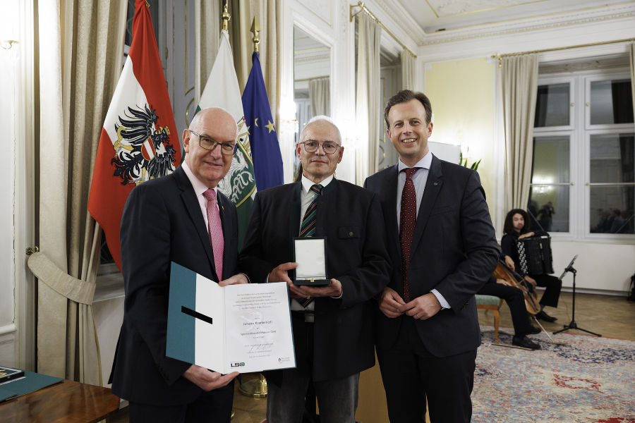 Sportfunktionärsehrung 2023: Stefan Herker (l.) und LR Karlheinz Kornhäusl (r.) zeichneten Johann Krankenedl aus.