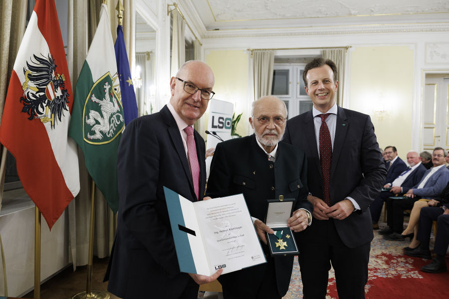 Sportfunktionärsehrung 2023: Stefan Herker (l.) und LR Karlheinz Kornhäusl (r.) zeichneten Helmut Krottmayer aus.