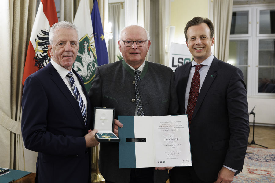 Sportfunktionärsehrung 2023: Gerhard Widmann (l.) und LR Karlheinz Kornhäusl (r.) zeichneten Johann Maierhofer aus.