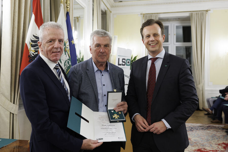 Sportfunktionärsehrung 2023: Gerhard Widmann (l.) und LR Karlheinz Kornhäusl (r.) zeichneten Werner Marischnig aus.