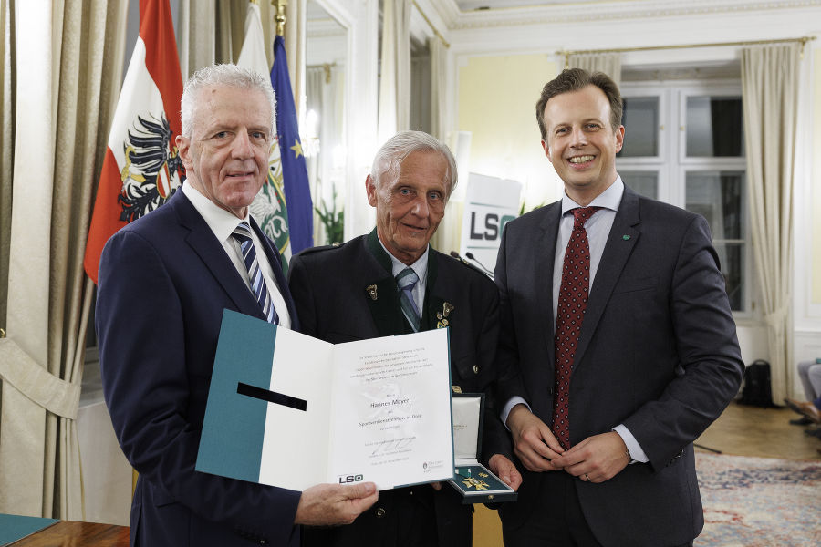 Sportfunktionärsehrung 2023: Gerhard Widmann (l.) und LR Karlheinz Kornhäusl (r.) zeichneten Hannes Mayerl aus.