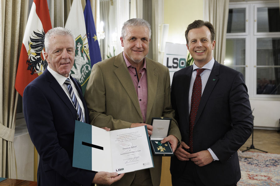 Sportfunktionärsehrung 2023: Gerhard Widmann (l.) und LR Karlheinz Kornhäusl (r.) zeichneten Christian Scharf aus.