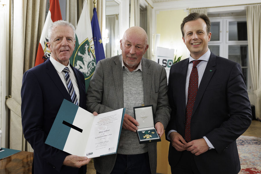 Sportfunktionärsehrung 2023: Gerhard Widmann (l.) und LR Karlheinz Kornhäusl (r.) zeichneten Alfred Schloyer aus.