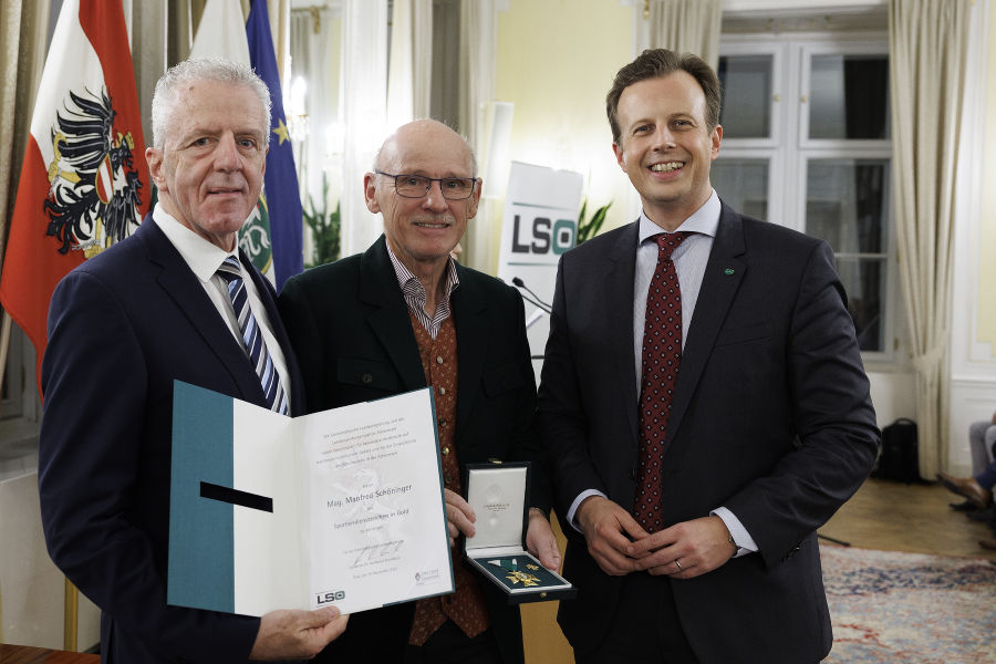 Sportfunktionärsehrung 2023: Gerhard Widmann (l.) und LR Karlheinz Kornhäusl (r.) zeichneten Manfred Schöninger aus.