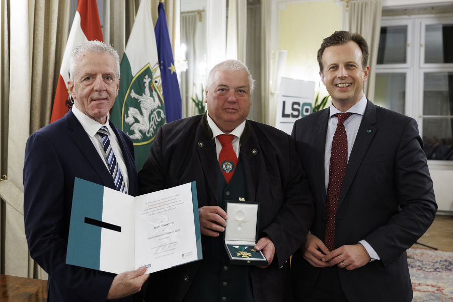 Sportfunktionärsehrung 2023: Gerhard Widmann (l.) und LR Karlheinz Kornhäusl (r.) zeichneten Josef Sluschny aus.