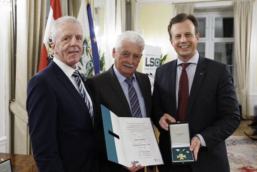 Sportfunktionärsehrung 2023: Gerhard Widmann (l.) und LR Karlheinz Kornhäusl (r.) zeichneten Ernst Wimmer aus.