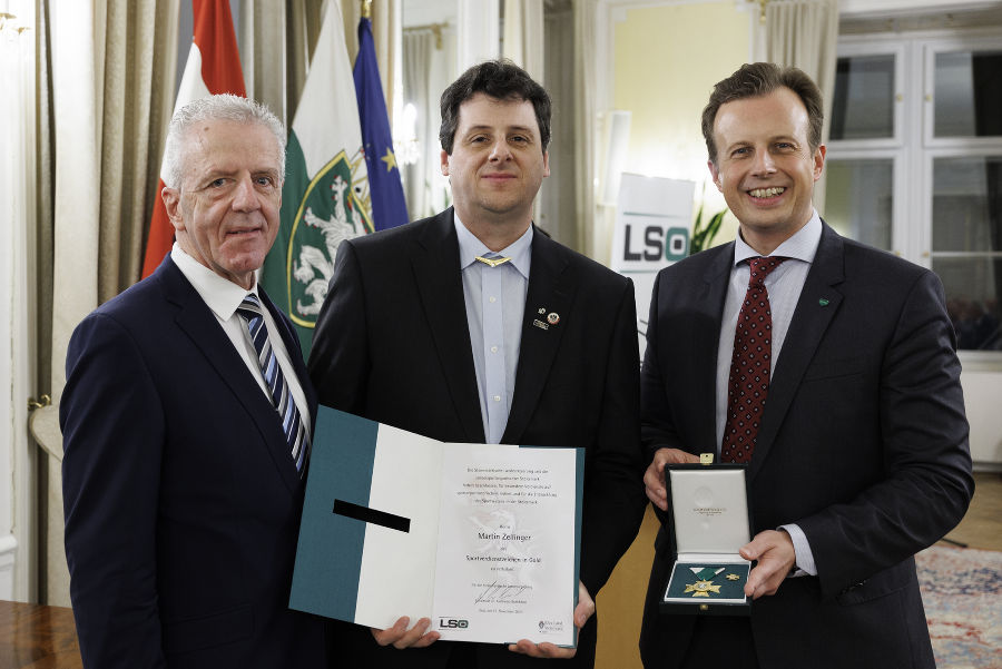 Sportfunktionärsehrung 2023: Gerhard Widmann (l.) und LR Karlheinz Kornhäusl (r.) zeichneten Martin Zeilinger aus.