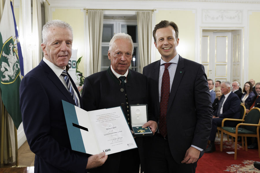 Sportfunktionärsehrung 2023: Gerhard Widmann (l.) und LR Karlheinz Kornhäusl (r.) zeichneten Herbert Zettl aus.