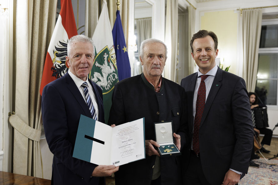 Sportfunktionärsehrung 2023: Gerhard Widmann (l.) und LR Karlheinz Kornhäusl (r.) zeichneten Helmut Zlamy aus.