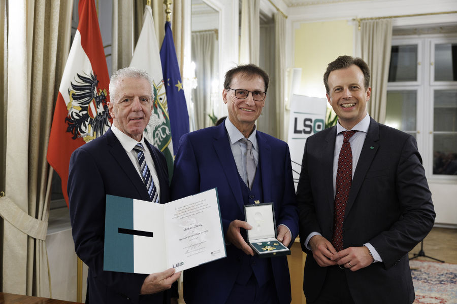 Sportfunktionärsehrung 2023: Gerhard Widmann (l.) und LR Karlheinz Kornhäusl (r.) zeichneten Michael Zlamy aus.