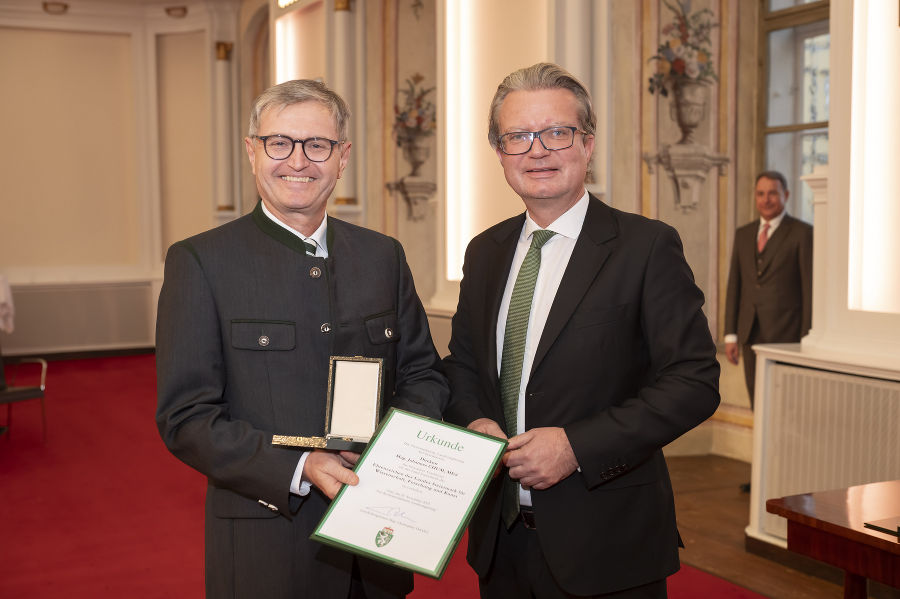 LH Christopher Drexler zeichnete Johannes Chum (l.) mit dem Ehrenzeichen des Landes Steiermark für Wissenschaft, Forschung und Kunst aus.