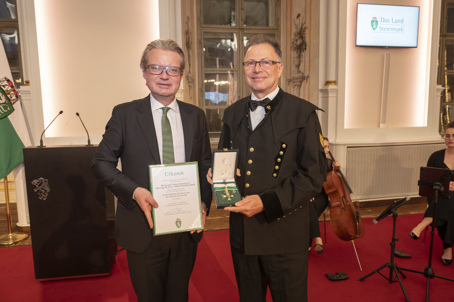 LH Christopher Drexler überreichte Wilfried Eichlseder (r.) das Große Goldene Ehrenzeichen des Landes Steiermark. 
