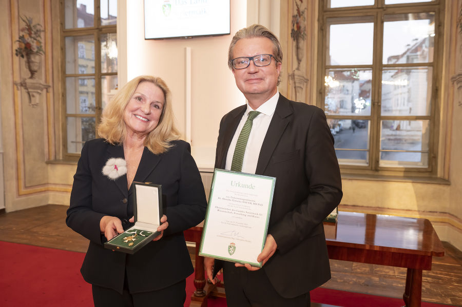LH Christopher Drexler überreichte Almuthe Christine Hauer (l.) das Ehrenzeichen des Landes Steiermark für Wissenschaft, Forschung und Kunst.