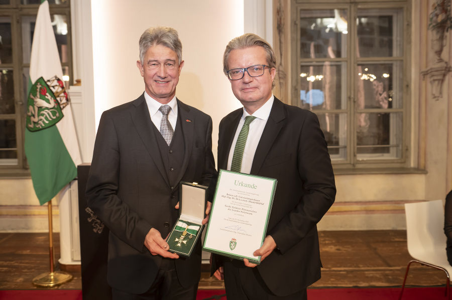 LH Christopher Drexler zeichnete Rektor a.D. Harald Kainz (l.) mit dem Großen Goldenen Ehrenzeichen des Landes Steiermark aus.