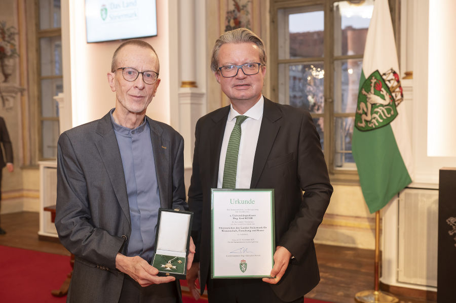 LH Christopher Drexler überreichte Gerd Kühr (l.) das Ehrenzeichen des Landes Steiermark für Wissenschaft, Forschung und Kunst.