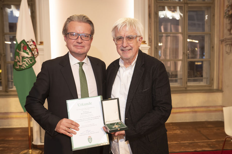 Peter Pakesch (r.) wurde von LH Christopher Drexler mit dem Ehrenzeichen des Landes Steiermark für Wissenschaft, Forschung und Kunst ausgezeichnet.