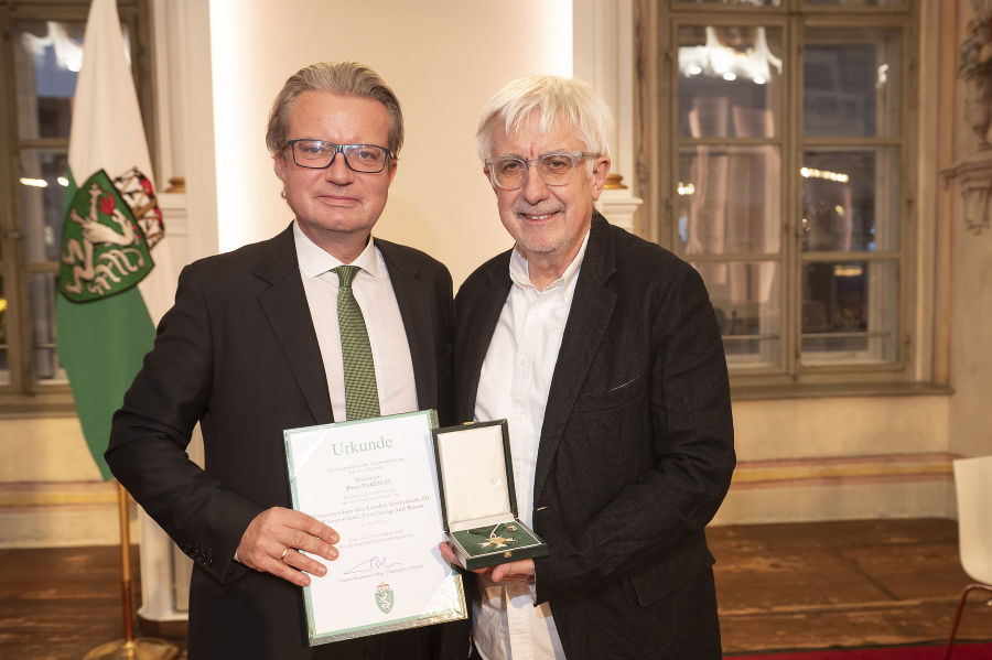 Peter Pakesch (r.) wurde von LH Christopher Drexler mit dem Ehrenzeichen des Landes Steiermark für Wissenschaft, Forschung und Kunst ausgezeichnet.