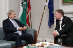Landesrat Werner Amon im Gespräch mit Kommissar Johannes Hahn. © Foto: Alexander Louvet; bei Quellenangabe honorarfrei Landesrat Werner Amon im Gespräch mit Kommissar Johannes Hahn.