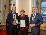 Goldenes Ehrenzeichen des Landes Steiermark: Dorothea Blancke aus Graz mit LH Christopher Drexler (l.) und LH-Stv. Anton Lang (r.)