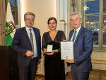 Goldenes Ehrenzeichen des Landes Steiermark: Daniela Grabe aus Graz mit LH Christopher Drexler (l.) und LH-Stv. Anton Lang (r.)