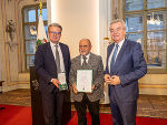 Goldenes Ehrenzeichen des Landes Steiermark: Erwin Derler aus Graz-Neuhart mit LH Christopher Drexler (l.) und LH-Stv. Anton Lang (r.)