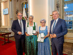 Goldenes Ehrenzeichen des Landes Steiermark: LH Christopher Drexler, Melitta Deutschmann aus Frohnleiten, Gudrun Schweiger aus Haus und LH-Stv. Anton Lang (v.l.)