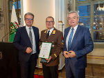 Goldenes Ehrenzeichen des Landes Steiermark: Günter Dworschak aus Lieboch mit LH Christopher Drexler (l.) und LH-Stv. Anton Lang (r.)