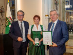 Goldenes Ehrenzeichen des Landes Steiermark: Renate Haring aus Deutschlandsberg mit LH Christopher Drexler (l.) und LH-Stv. Anton Lang (r.)