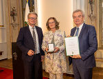 Goldenes Ehrenzeichen des Landes Steiermark: Viktoria Hasler aus Öblarn mit LH Christopher Drexler (l.) und LH-Stv. Anton Lang (r.)