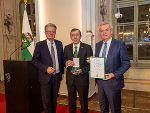 Goldenes Ehrenzeichen des Landes Steiermark: Jaroslaw Lopuschanskyj aus Drohobytsch in der Ukraine mit LH Christopher Drexler (l.) und LH-Stv. Anton Lang (r.)