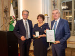 Goldenes Ehrenzeichen des Landes Steiermark: Susanne Plank aus Graz mit LH Christopher Drexler (l.) und LH-Stv. Anton Lang (r.)