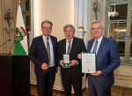 Goldenes Ehrenzeichen des Landes Steiermark: Bruno Rabl aus Bruck an der Mur mit LH Christopher Drexler (l.) und LH-Stv. Anton Lang (r.)