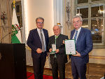 Goldenes Ehrenzeichen des Landes Steiermark: Walter Reichl aus Neumarkt mit LH Christopher Drexler (l.) und LH-Stv. Anton Lang (r.)