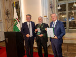 Goldenes Ehrenzeichen des Landes Steiermark: Walter Schwab aus Irdning mit LH Christopher Drexler (l.) und LH-Stv. Anton Lang (r.)