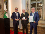 Goldenes Ehrenzeichen des Landes Steiermark: Willi Simma aus Graz mit LH Christopher Drexler (l.) und LH-Stv. Anton Lang (r.)