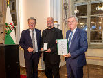 Goldenes Ehrenzeichen des Landes Steiermark: Dieter Vörös aus Rottenmann mit LH Christopher Drexler (l.) und LH-Stv. Anton Lang (r.)