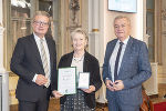 Große Ehrenzeichen des Landes Steiermark: LH Christopher Drexler, Gabriele Krenn, LH-Stv. Anton Lang (v.l.)