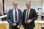 Landeshauptmann Christopher Drexler (r.) mit dem wieder gewählten Geschäftsführenden Sekretär der Historischen Landeskommission Wernfried Hofmeister (l.) © Land Steiermark/Binder; bei Quellenangabe honorarfrei