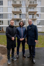 Der Obmann der Rottenmanner Siedlungsgenossenschaft, Mario Kleissner, Bauleiter Heinrich Steinberger und Landeshauptmann Christopher Drexler (v.l.) bei der Wohnungsübergabe an die neuen Mieterinnen und Mieter. © Christoph Draxl; bei Quellenangabe honorarfrei Der Obmann der Rottenmanner Siedlungsgenossenschaft, Mario Kleissner, Bauleiter Heinrich Steinberger und Landeshauptmann Christopher Drexler (v.l.) bei der Wohnungsübergabe an die neuen Mieterinnen und Mieter.