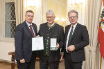 Landeshauptmann Christopher Drexler (r.) und Landtagsabgeordneter Klaus Zenz (l.) gratulierten Bgm. a.D. Karl Brodschneider (Gemeinde Wundschuh) zum Großen Ehrenzeichen des Landes Steiermark. 