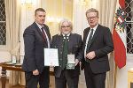 Landeshauptmann Christopher Drexler (r.) und Landtagsabgeordneter Klaus Zenz (l.) gratulierten Bgm. a.D. Johann Handler (Gemeinde Grafendorf bei Hartberg) zum Großen Ehrenzeichen des Landes Steiermark. 