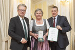 Landeshauptmann Christopher Drexler (l.) und Landtagsabgeordneter Klaus Zenz (r.) gratulierten Bgm. a.D. Eva Leitold (Marktgemeinde Kobenz) zum Großen Ehrenzeichen des Landes Steiermark. 