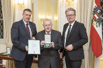 Landeshauptmann Christopher Drexler (r.) und Landtagsabgeordneter Klaus Zenz (l.) gratulierten Bgm. a.D. Franz Rathkolb (ehem. Gemeinde Trössing) zum Großen Ehrenzeichen des Landes Steiermark. 