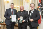 Landeshauptmann Christopher Drexler (r.) und Landtagsabgeordneter Klaus Zenz (l.) gratulierten Bgm. a.D. Anton Scherbinek (ehem. Gemeinde Unterpremstätten) zum Großen Ehrenzeichen des Landes Steiermark. 