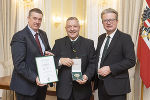 Landeshauptmann Christopher Drexler (r.) und Landtagsabgeordneter Klaus Zenz (l.) gratulierten Bgm. a.D. Johann Schirnhofer (Marktgemeinde Pöllau) zum Großen Ehrenzeichen des Landes Steiermark. 