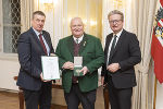 Landeshauptmann Christopher Drexler (r.) und Landtagsabgeordneter Klaus Zenz (l.) gratulierten Bgm. a.D. Anton Weber (ehem. Gemeinde Dobl) zum Großen Ehrenzeichen des Landes Steiermark. 